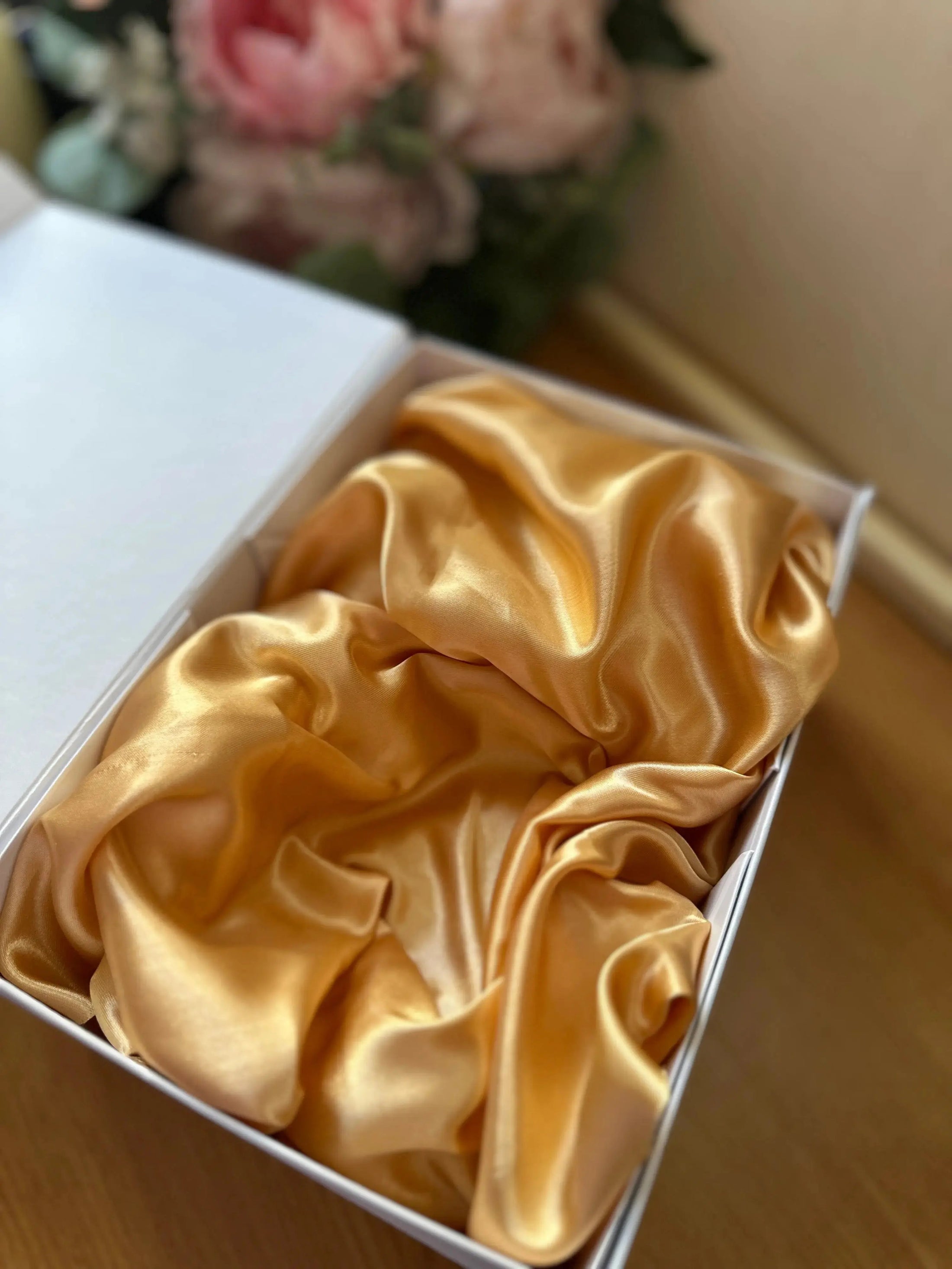 Customisable Luxury Gift Box with Silk 220x142x95 cm Krevana Customisable Luxury Gift Box with Silk 220x142x95 cm